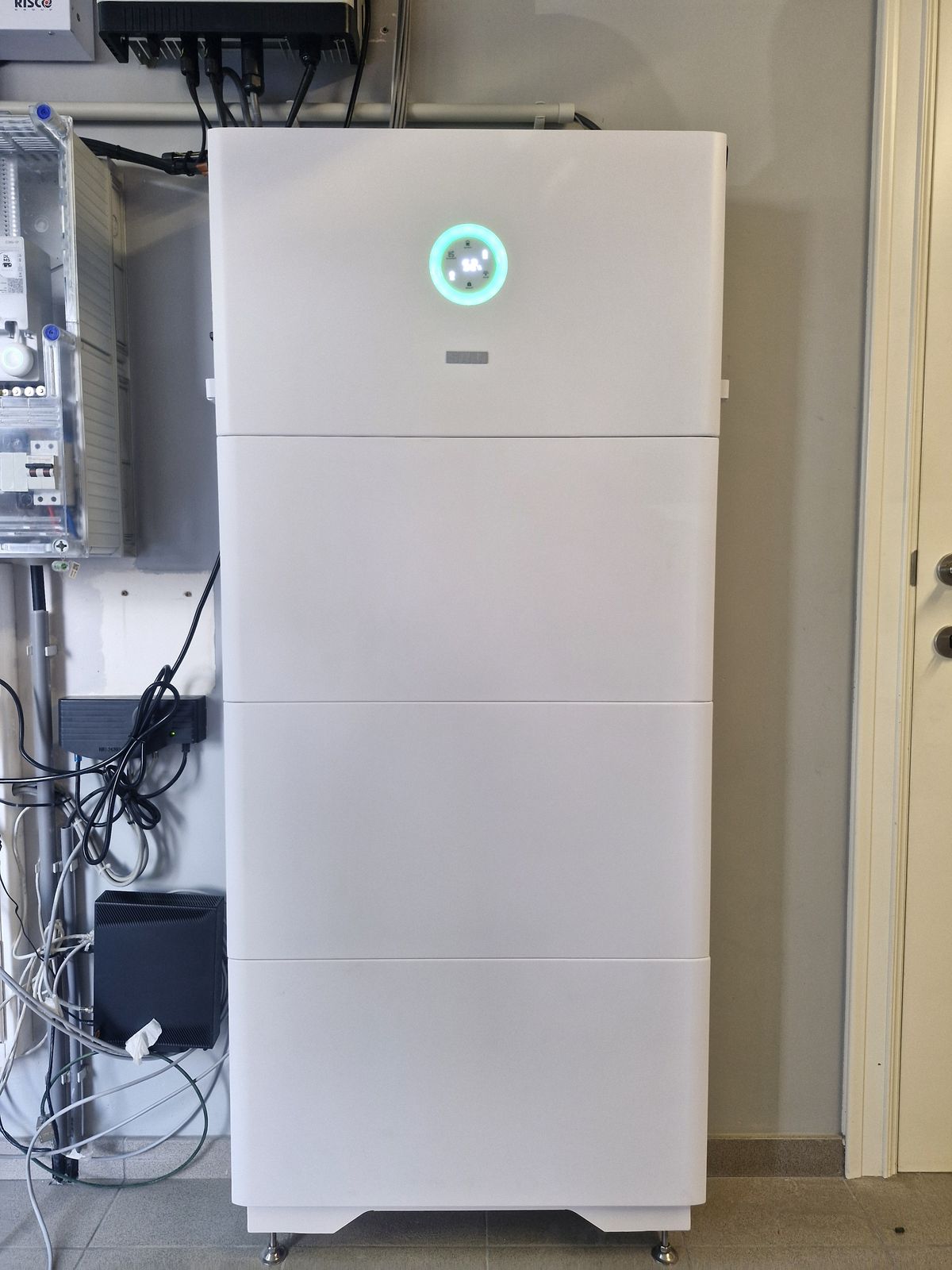 SAJ-thuisbatterij naast de verdeelkast