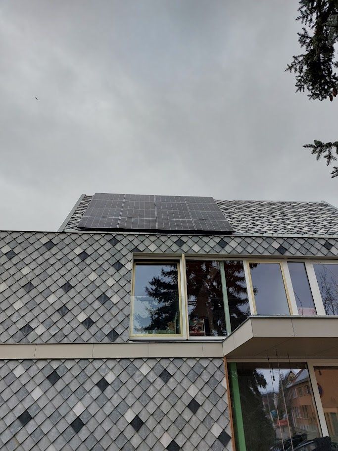 Zonnepanelen op een designwoning met leien gevel